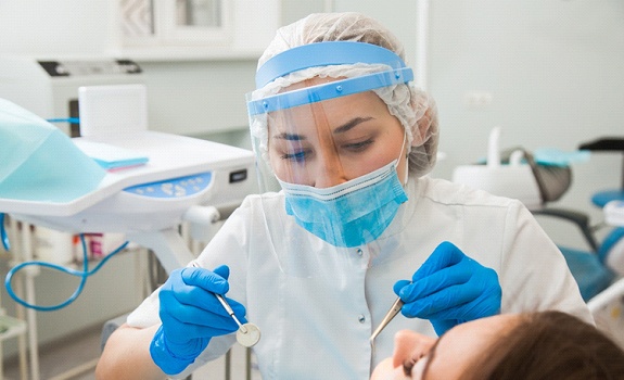 Rockwall dentist preparing to perform a tooth extraction